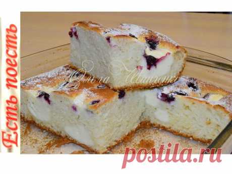 Пирог с творогом и ягодами - это классический вариант. Я предлагаю его необычно оформить. Нежная творожная начинка, утонувшая в мягком рассыпчатом тесте и ягоды, придающие выпечке аромат и пикантную кислинку. Пирог из разряда - &quot;невозможно остановиться&quot;.