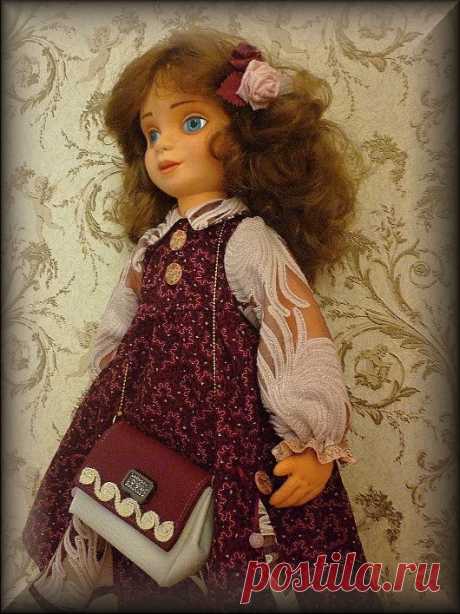 Кукла полностью авторская. Сделана по уникальной технологии. Головка куклы вырезана и отшлифована из пенопласта, затем обтянута трикотажем. Остальные детали куклы мягкие. Ножки и ручки подвижные. Сидит. Стоять сможет только на подставке. Одежда вся и обувь снимаются для стирки и смены и глажения. Для платья куклы использован старинный хлопок.  Рост 60 см.