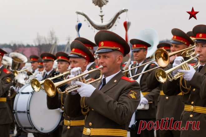 Полковой оркестр (1 фото) | Чёрт побери Был у нас в полку оркестр. Не знаю, как дела с трубно-барабанными подразделениями обстоят в других крупных ВЧ, но у нас оркестр жил в отдельной маленькой деревянной казарме на краю огромной территории части. Даже кухня у них своя была с плитой и холодильником. Их никто ни¬когда не ебал по дис¬циплине, не поднимал по тревоге и вообще они жили сами своей жизнью. Исправно хуярили в свои литавры с валторнами и па большому счету никому не...