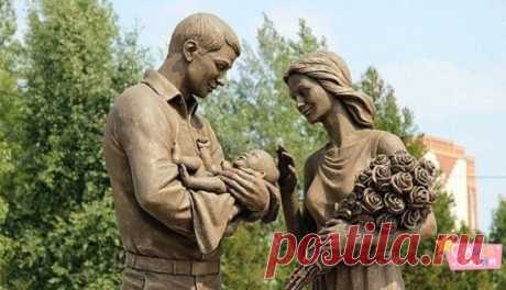 Это великолепно! Рядом с роддомом в Красноярске трогательная скульптура молодой семьи.