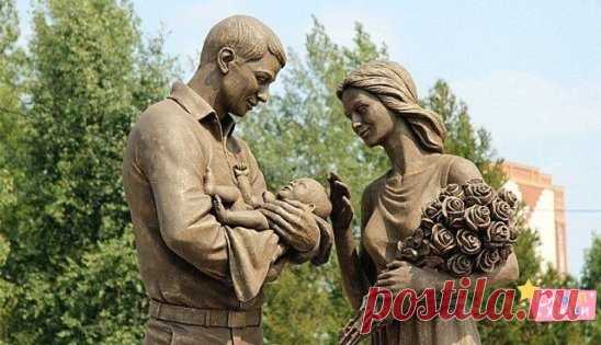 Это великолепно! Рядом с роддомом в Красноярске трогательная скульптура молодой семьи.
