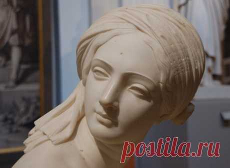 Odalisque- Одалиска
James Pradier Odalisque (1841) :H1.050 x L0.610 x P0.940 m : Marbre 
Musée des Beaux-Arts de Lyon, France
Жан Жак Прадье - Одалиска (1841): H1,050 x W0,610 x D0,940 м: мрамор 
Музей изобразительных искусств Лиона, Францияодалиска
Эта голая молодая женщина, сидящая на полу и чья одежда соскользнула на землю, представляет собой одалиску. Происхождение от турецкого Odalik, этот термин относится к женщине, живущей в гареме, служащем султану в Османской империи.