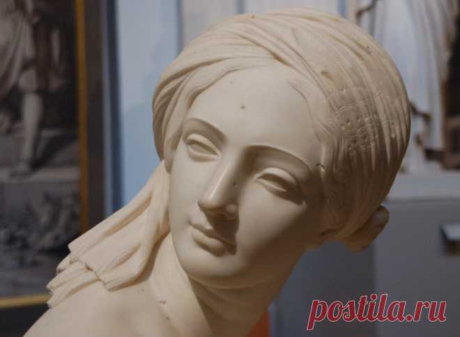 Odalisque- Одалиска
James Pradier Odalisque (1841) :H1.050 x L0.610 x P0.940 m : Marbre 
Musée des Beaux-Arts de Lyon, France
Жан Жак Прадье - Одалиска (1841): H1,050 x W0,610 x D0,940 м: мрамор 
Музей изобразительных искусств Лиона, Францияодалиска
Эта голая молодая женщина, сидящая на полу и чья одежда соскользнула на землю, представляет собой одалиску. Происхождение от турецкого Odalik, этот термин относится к женщине, живущей в гареме, служащем султану в Османской империи.