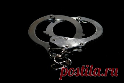 Пьяная компания россиян избила таксиста и напала на девушку. В Екатеринбурге нетрезвая компания россиян избила и ограбила таксиста, приехавшего на вызов, чтобы отвезти девушку, гостившую у своей подруги, домой. После этого трое правонарушителей напали на проходившую мимо девушку, которой удалось убежать. Она отправилась искать нападавших вместе с полицейскими.