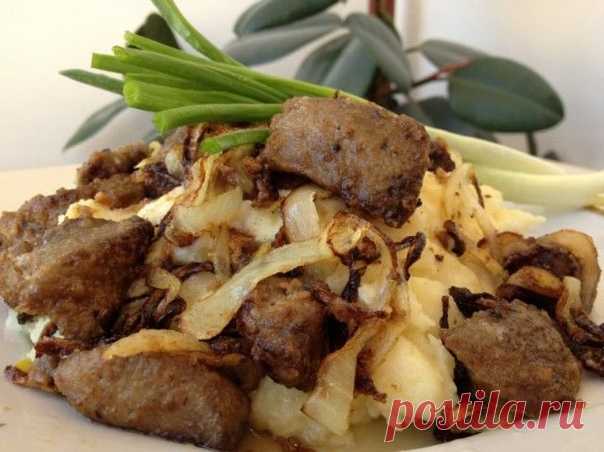 Вкусный рецепт печени

ИНГРЕДИЕНТЫ
600 г говяжьей печени
1 яйцо
3 зубчика чеснока
1 ч. л. сахара
1 ч. л. соли (без горки)
0,5 ч. л. соды
1 луковица
масло растительное для жарки
мука для панировки

ПРИГОТОВЛЕНИЕ
Печень вымой, обсуши, удали пленку и нарежь крупными кусочками.
Приготовь маринад: в миске взбей яйцо с солью, сахаром, содой и чесноком, пропущенным через пресс. Залей полученной смесью кусочки печени и оставь мариноваться в холодильнике примерно на 2 часа, можно т...