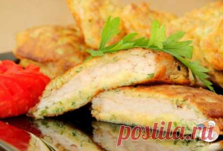 Отбивные из куриного фарша
Ингредиенты:
Фарш куриный — 300 гр
Мука — для обваливания
Соль, перец — по вкусу
Чеснок, лук — по желанию
Масло растительное — для обжаривания
Рецепт приготовления отбивных из куриного фарша:
Сперва скатаем из посоленного-поперченного фарша небольшие шарики. Затем обваливаем каждую лепешку в муке и быстро обжариваем наши вкусные отбивные в разогретом растительном масле. Обжаривать следует до появления золотистой корочки — отбивные из куриного фарша готовятся практиче