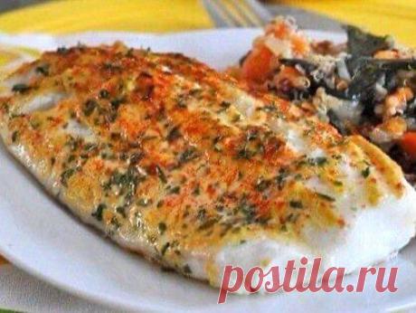 Филе рыбы, запеченное под горчицей Ингредиенты: Филе белой рыбы - 500 г (у нас треска) Горчица 2 ст. л (не острая) Соль, перец - по вкусу Зелень Приготовление: Разогреть духовку до 200С Обмыть рыбу холодной водой и обсушить бумажными полотенцами. Посолить и поперчить с обеих...