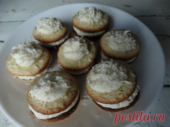 Решила только попробовать рецепт французских пирожных, а уже третий раз готовлю их! - Пир во время езды Гениальный рецепт! Простой и в то же время гениальный. Недавно искала варианты пирожных с тонким бисквитным тестом и кремом чиз. И нашла несколько вариантов. Из всех рецептов один меня заинтересовал. Он содержал все мои требования, и в то же время имел очень классную изюминку, которую мне захотелось тут же опробовать. Бисквит в пирожном пропитывался сиропом […]