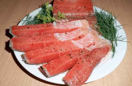 Солим рыбу вкусно! (разную рыбу)
Рыбу, приготовленную таким способом, можно кушать уже через 2 часа. Но еще вкусней она получится, если постоит немного в холодильнике и пропитается маслом. Вы берите рыбку на свой вкус.
Потребуется:
-2 рыбки
-лук по вкусу (его можно побольше, очень вкусный)
-вода комнатной температуры 400 мл
-соль 2 столовых ложки без горки
-масло подсолнечное (можно с запахом, к