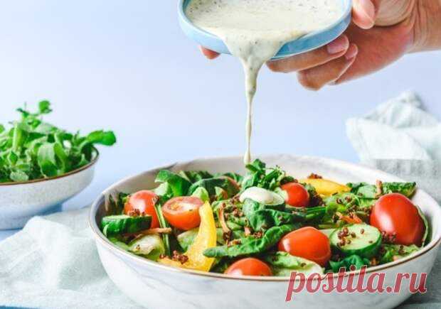 Готовим 7 универсальных соусов: быстро, просто и с пользой - Будет вкусно - 13 февраля - 43380675600 - Медиаплатформа МирТесен Когда хочется добавить разнообразия привычным блюдам, на помощь приходят они — пикантные, ароматные, сливочные, освежающие соусы и заправки. Это и хорошая возможность использовать свежую зелень, овощи и фрукты в преддверии сезона, и дополнительный источник витаминов и полезных элементов. 7 разных - 13 февраля - 43380675600 - Медиаплатформа МирТесен