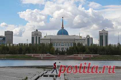 В Казахстане захотели привести страну в ЕС. Казахстан должен встать на европейский путь развития, внедряя соответствующие подходы в отношении государства и общества и европейские стандарты качества жизни. Об этом высказался лидер казахстанской партии «Ак жол» Азат Перуашев. По его словам, вопрос о вступлении страны в ЕС планируют поставить в будущем.