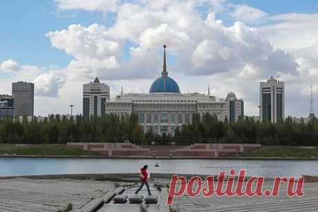 В Казахстане захотели привести страну в ЕС. Казахстан должен встать на европейский путь развития, внедряя соответствующие подходы в отношении государства и общества и европейские стандарты качества жизни. Об этом высказался лидер казахстанской партии «Ак жол» Азат Перуашев. По его словам, вопрос о вступлении страны в ЕС планируют поставить в будущем.