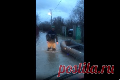 Севастополь затопило после сильных ливней. Сильные ливни в Севастополе подтопили десятки домов и участков. От обильных дождей пострадали несколько сел. Пруды и водохранилища заполнены до максимального уровня. На дорогах наблюдается перелив воды и вынос щебня. В Севастополе создан оперативный штаб. Жители подтопленной части эвакуированы.