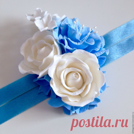 7ddabb399b8e045ad1cea6353flr--svadebnyj-salon-butonerka-na-ruku-belye-rozy-s-goluboj-gorten.jpg (1500×1500)