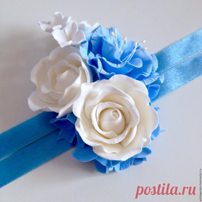 7ddabb399b8e045ad1cea6353flr--svadebnyj-salon-butonerka-na-ruku-belye-rozy-s-goluboj-gorten.jpg (1500×1500)