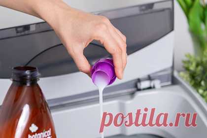 В прачечной раскрыли главные ошибки при стирке белья. Основатель международной сети прачечных Laundryheap Деян Димитров (Deyan Dimitrov) раскрыл главные ошибки при стирке белья. В первую очередь, эксперт заверил, что отбеливатель не делает одежду более белой. По его словам, использование упомянутого средства приводит к быстрому изнашиванию тканей и портит качество вещей.