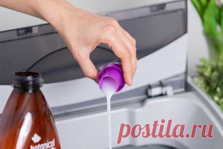 В прачечной раскрыли главные ошибки при стирке белья. Основатель международной сети прачечных Laundryheap Деян Димитров (Deyan Dimitrov) раскрыл главные ошибки при стирке белья. В первую очередь, эксперт заверил, что отбеливатель не делает одежду более белой. По его словам, использование упомянутого средства приводит к быстрому изнашиванию тканей и портит качество вещей.