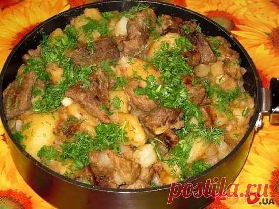 ЖАРКОЕ ПО-ДОМАШНЕМУ 
Ингредиенты:
● 500 гр - мясо
● 1 шт - лук репчатый
● 1 шт - морковь
● 1 шт - перец болгарский
● 2 шт - помидоры
● картофель
Приготовление:
Мясо порезать кусочками и обжарить до полу готовности. Добавить нарезанный лук репчатый и пожарить вместе с мясом. Перец и морковь нарезать соломкой и добавить к мясу. Всё обжарить пока морковь не станет мягкой.Добавить 1-2 столовой ложки муки и перемешать.На мясо выложить нарезанный кубиками картофель, залить водой почти всю картошку, по