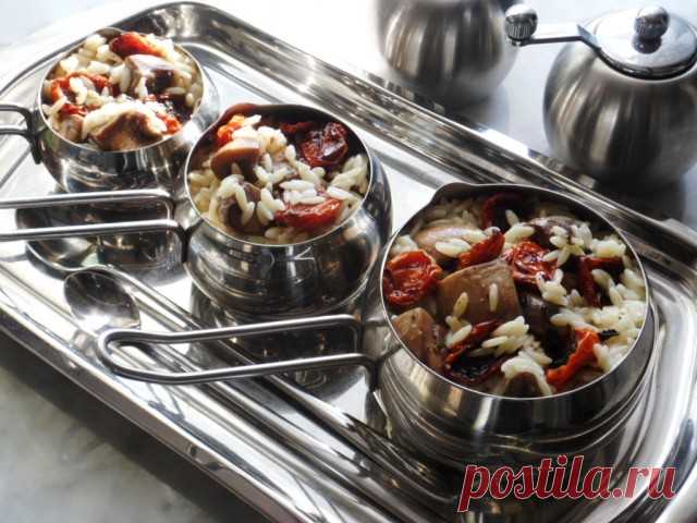 Паста орзо (ризони) с вялеными томатами и шампиньонами. Рецепт постного блюда которое легко превращается при помощи сыра в обычное блюдо под катом).. ПОПРАВКА!  Только что в комменте, уже после  опубликования поста…