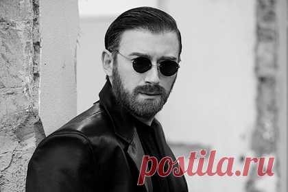 Грузинский дизайнер провозгласил себя креативным директором Vetements. Грузинский дизайнер Гурам Гвасалия назначил себя креативным директором французского бренда Vetements, который он основал вместе с братом Демной Гвасалия. Модельер разместил черно-белое фото, на котором он позирует в черном кожаном пиджаке и футболке. «Всему свое время. Настал мой час выйти в свет!» — заявил он.