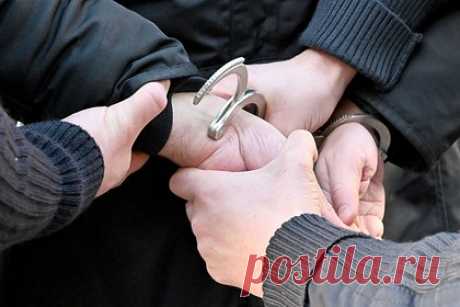 Россиянин забил молотком старшую сестру из-за детских обид. Полицейские Ижевска задержали 20-летнего местного жителя, забившего молотком свою старшую сестру из-за детских обид. В преступлении ему помогал ее муж. В ходе допроса брат признался, что с детства не любил свою старшую сестру, а муж — что из-за процесса развода отношения с супругой ухудшились.