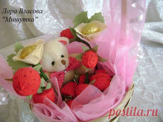 Мишутка с клубникой из конфет.