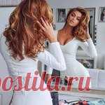 Заглядывает в зеркало душа