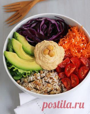 Идеальное повседневное блюдо: рис с овощами — не только просто, но и очень аппетитно.