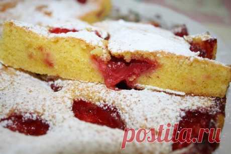 Быстрый пирог с клубникой — королевский десерт к чаю!