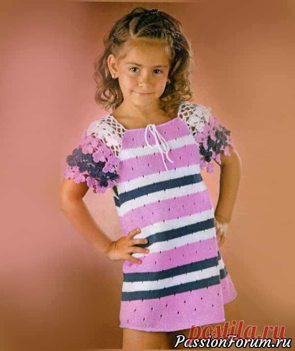 Платье с рукавами из цветов | Детская одежда крючком. Схемы Размер:на 6-7 летВам потребуется:пряжа «Джине» (50% хлопок, 50% акрил, 160 м/50 г) - по 100 г белого и розового цветов, 50 г цвета джине,спицы №2,5, крючок №2.Основной узор:вяжите по схеме 1. На схеме приведены только лиц. ряды, изн. ряды вяжите по рисунку.Плотность вязания:25 п. х 28...