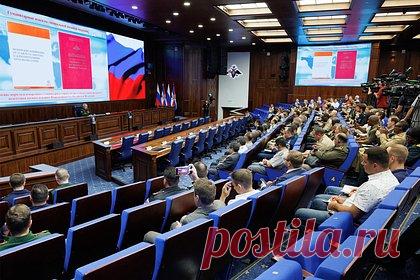 В Госдуме описали некоторые брифинги Минобороны словами «хоть стой, хоть падай». Депутат Госдумы Андрей Гурулев выразил недоумение от некоторых формулировок официального представителя Минобороны генерал-лейтенанта Игоря Конашенкова. Критике депутата подверглись слова представителя оборонного ведомства об оставлении острова Змеиный в Черном море в рамках «жеста доброй воли».