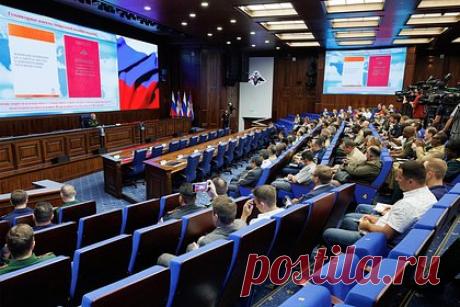 В Госдуме описали некоторые брифинги Минобороны словами «хоть стой, хоть падай». Депутат Госдумы Андрей Гурулев выразил недоумение от некоторых формулировок официального представителя Минобороны генерал-лейтенанта Игоря Конашенкова. Критике депутата подверглись слова представителя оборонного ведомства об оставлении острова Змеиный в Черном море в рамках «жеста доброй воли».