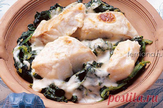 Морской окунь запеченный со шпинатом под соусом бешамель | FEMIANA