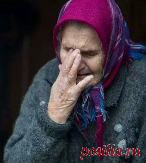 Забери меня домой! — плакала бабушка, хватая жену внука за руки, А потом…
Утро в доме Екатерины Ильиничны было более серым и пустым, чем обычно. Соседка по комнате искала старые металлические бигуди и жаловалась: — Сегодня день посещений, ко мне придёт дочь, а я буду встречать её некрасивой. Но тебе этого не понять, ты же несколько месяцев не видела близких. Не то что я, сейчас мои принесут гостинцев. […]
Читай дальше на сайте. Жми подробнее ➡