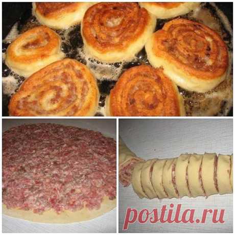 Готовим дома. Шанежки с мясом. 
 
Ингредиенты: 
-250 г творога, 
-2 яйца, 
-1 ч.л. соды гашен. уксусом, 
-2 стакана муки, 
-2 ч.л. масла подсолнечного, -фарш для начинки, 
-специи по вкусу 
ᅠ 
Приготовление: 
Смешиваем компоненты, кроме фарша, делаем тесто. 
Раскатываем тесто, на него выкладываем фарш 
Скручиваем в трубочку и нарезаем на кусочки по 1 см. 
Жарим на сковородке с большом кол-ве подсолнечного масла. 
Приятного аппетита!