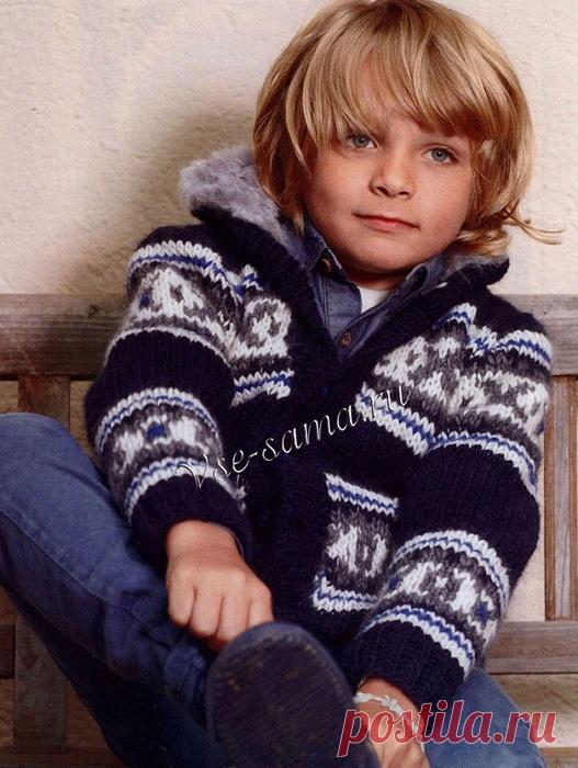 Тёплая куртка спицами с пушистым капюшоном..