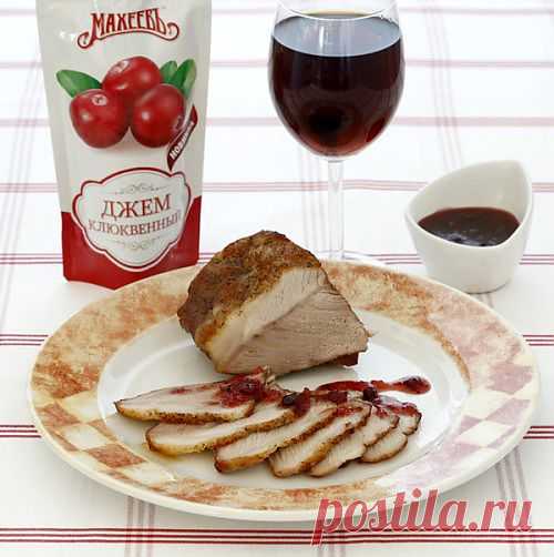 Запечённая свиная лопатка с клюквенным соусом / Простые рецепты