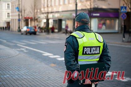 Подвергшуюся издевательствам в Вильнюсе украинку приняли за россиянку. В литовском автобусе в Вильнюсе украинка подверглась издевательствам со стороны местных жителей, так как была принята за россиянку. На видео, распространившемся в соцсетях, мужчины отобрали у женщины телефон и отказывались возвращать. При этом они выкрикивали фразу: «Тут не Россия».