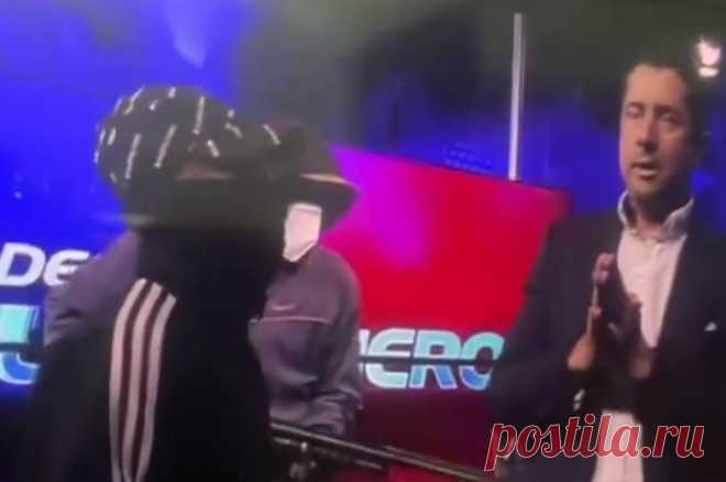 В Эквадоре ввели режим «внутреннего вооружённого конфликта». В Гуаякиле злоумышленники ворвались в телестудию в прямом эфире.