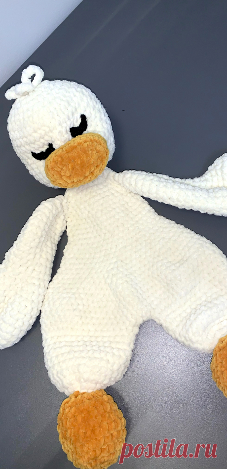 PDF Утёнок Комфортер крючком. FREE crochet pattern; Аmigurumi toy patterns. Амигуруми схемы и описания на русском. Вязаные игрушки и поделки своими руками #amimore - плюшевый утёнок для малышей, большая уточка из плюшевой пряжи, утка, птица, птичка.