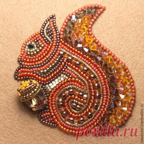 Брошь «Белочка с желудем» станет очаровательным аксессуаром осени