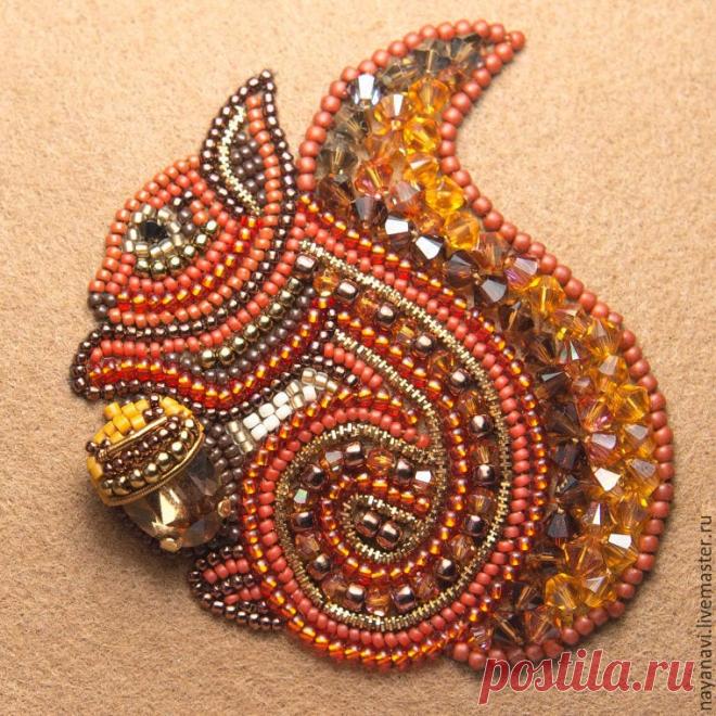 Брошь «Белочка с желудем» станет очаровательным аксессуаром осени