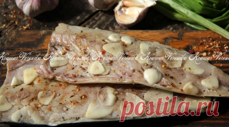 Скумбрия быстрого посола
Автор Вероника Крамарь
простой рецепт приготовления скумбрии быстрого посола в домашних условиях. Рыбка получается очень нежной, в меру солёной и очень ароматной. На приготовление уходит пара минут, затем 3-4 часа в холодильнике и рыбу можно подавать к столу. 
Нам потребуется:
скумбрия - 1 тушка;
чеснок - 3 зубчика;
соль - 1 ст. л.;
чёрный молотый перец - по вкусу;
специи для рыбы - 1/2 ч. л.