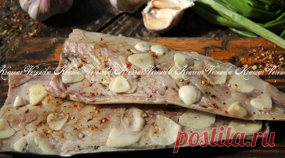 Скумбрия быстрого посола
Автор Вероника Крамарь
простой рецепт приготовления скумбрии быстрого посола в домашних условиях. Рыбка получается очень нежной, в меру солёной и очень ароматной. На приготовление уходит пара минут, затем 3-4 часа в холодильнике и рыбу можно подавать к столу. 
Нам потребуется:
скумбрия - 1 тушка;
чеснок - 3 зубчика;
соль - 1 ст. л.;
чёрный молотый перец - по вкусу;
специи для рыбы - 1/2 ч. л.