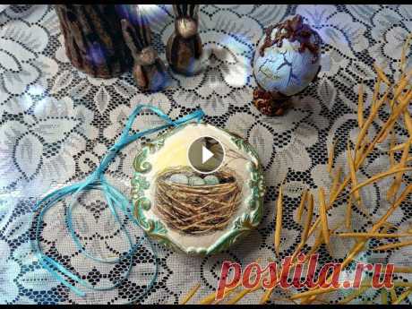 Медальон. Пасхальный декупаж. Медальон. Пасхальный декупаж. Декупаж салфетками. Лепка. Потребуется: Жестяная баночка, салфетки, ПВА, акриловый лак, белая и мятная акриловые краски,...