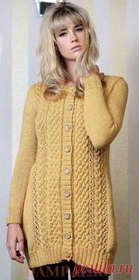 Удлиненный вязанный спицами кардиган
Женский вязаный кардиган «Snuggle»
Удлиненный вязаный кардиган имеет приталенный силуэт и украшен рисунком с аранами.
Описание кардигана от дизайнера Natalie Warner переведено из журнала “Knitti…