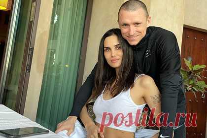 Стала известна судьба имущества Мамаева и его бывшей жены после развода. Адвокат полузащитника «Ростова» Павла Мамаева Лилия Петрик рассказала, как ее клиент и его бывшая жена Алана собираются делить имущество. Петрак заявила, что Алане предложено подписать мировое соглашение, согласно которому она получит квартиру, два автомобиля и 12 миллионов рублей.