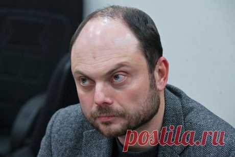 Адвокат раскрыл суть дела о госизмене оппозиционера Кара-Мурзы. Следователи предъявили обвинение в госизмене оппозиционеру Владимиру Кара-Мурзе (признан в РФ физлицом-иноагентом). Ему вменяется три преступных эпизода, связанных с его публичными выступлениями в других странах, содержащих критику российских властей. Речь идет о выступлениях в Лиссабоне, Хельсинки и Вашингтоне.