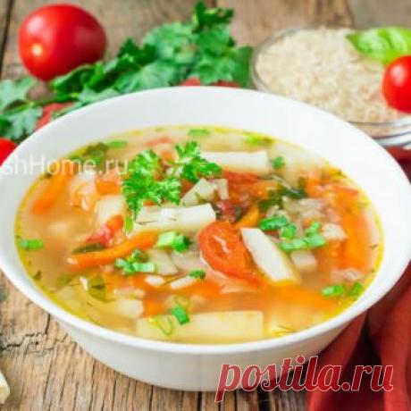 Картофельный суп со свежими помидорами и рисом Готовим на обед яркий и ароматный картофельный суп со свежими помидорами и рисом. В качестве основы я использовала куриный бульон (также подойдет мясной или овощной).