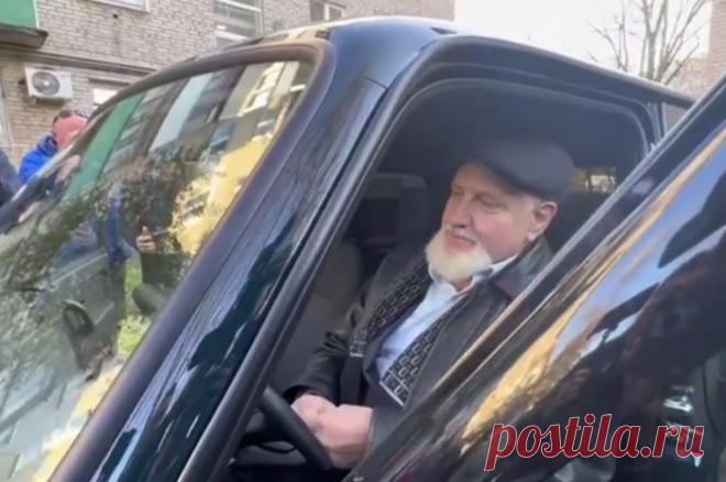 Задержавшему грабителя в Щелково пенсионеру Макарову подарили новую «Ниву». На капот машины нанесена надпись «Герою ЩелкоVо».